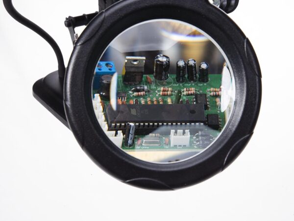 DERDE HAND MET VERGROOTGLAS EN SOLDEERTOOLS - Afbeelding 3